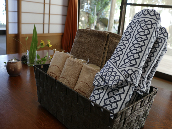 希少な高麗青磁(霧箱付き) 四方山 kei20231010t 398.jpg